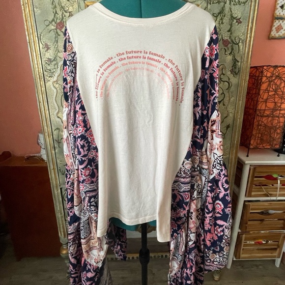 T-Shirt Poncho: “The Future is Female” - Picture 3 of 7